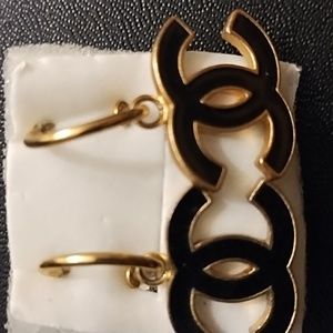 CC earrings black and gold metal